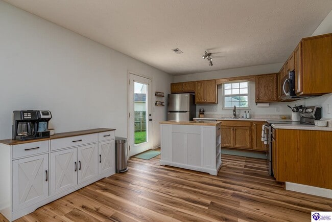 Photo - 310 Ivy Pointe Dr