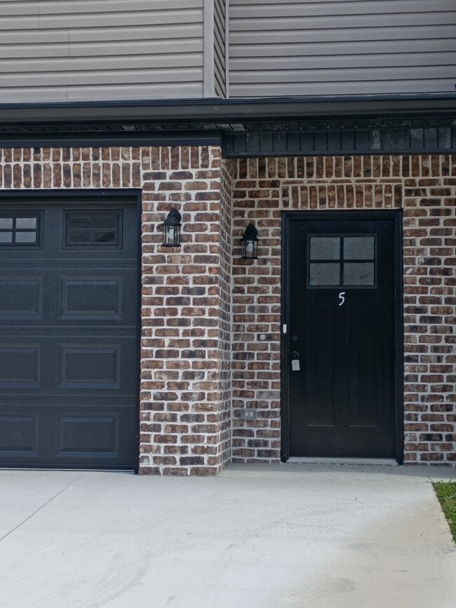 Building Photo - 844 Ridgewood Dr