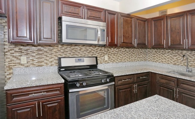 Photo - 87-84 165th St