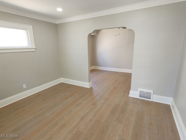 Photo - 10118 Russell Ave