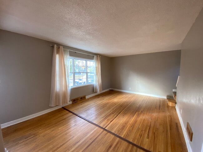 18 9th Ave NW