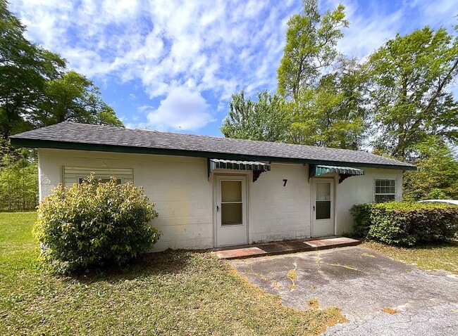 Building Photo - Cozy 1/1 Cottage at Hill Loop in Bonifay with Water/Sewer, Garbage, and Lawn Maintenance Included!