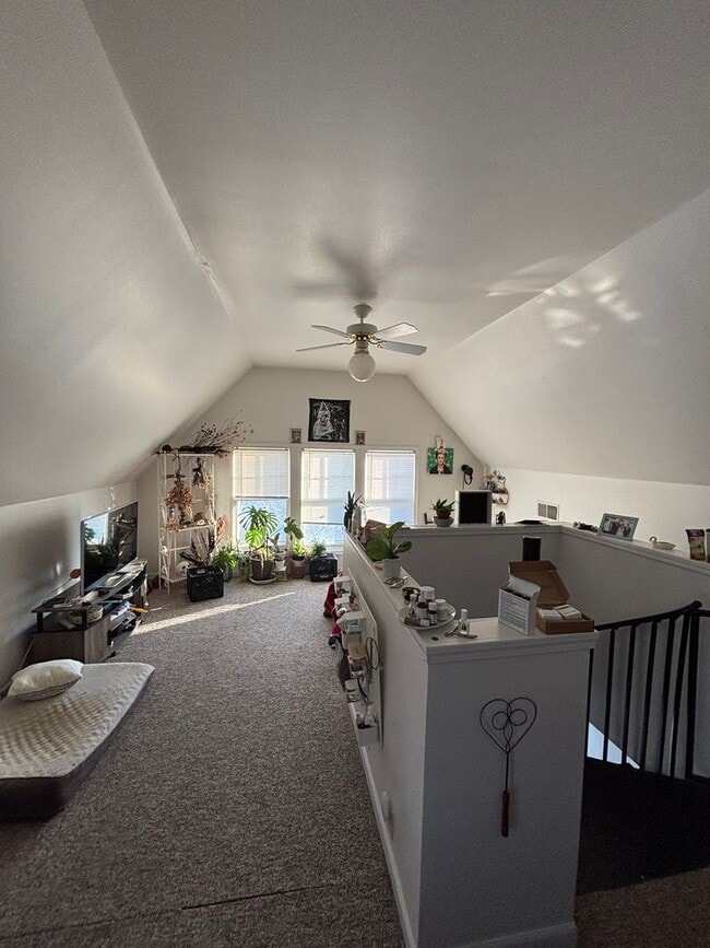 Photo - 122-124 E Lloyd Unit 122 E Lloyd (upper)