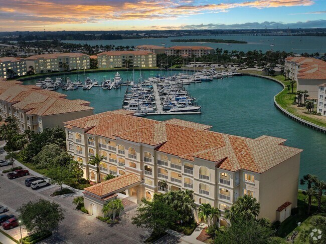 Building Photo - 17 Harbour Isle Dr W Unit Ph03 Rental