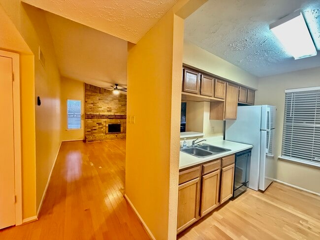 Building Photo - 10555 Turtlewood Ct Unit 2407