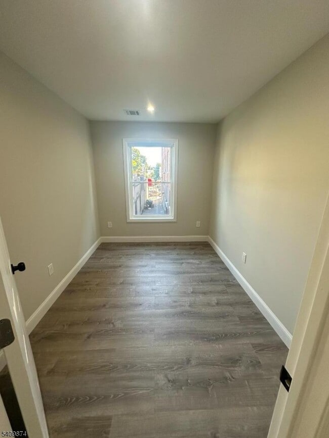 Photo - 393 E 27th St