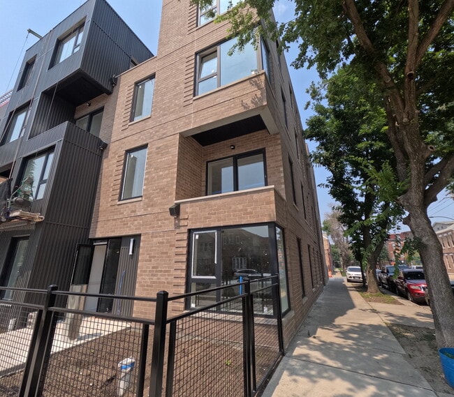 Building Photo - 2100 W 18th Pl