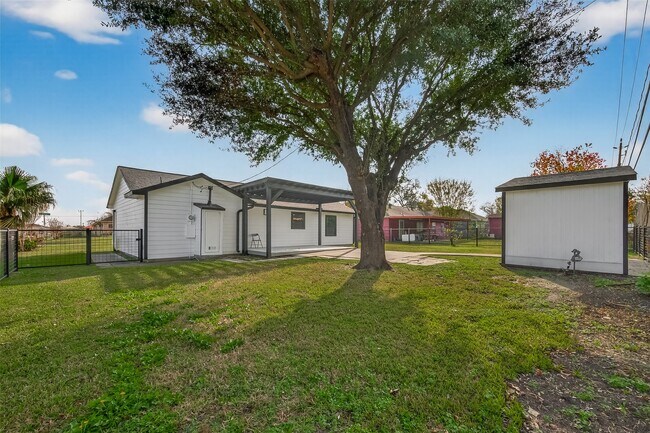 Photo - 3527 La Retama Dr