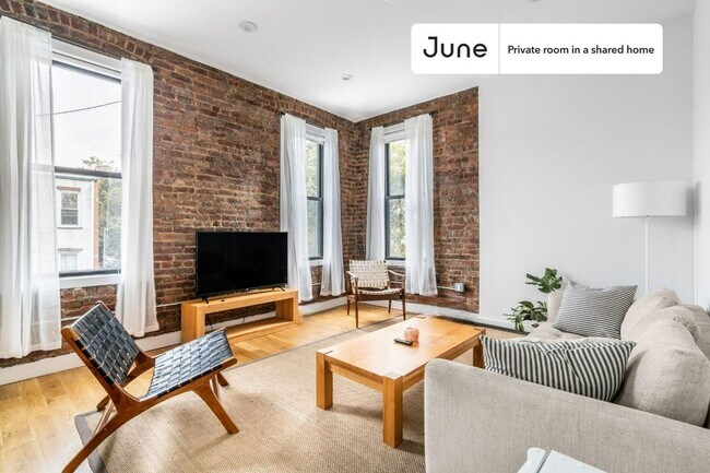 Room in Shared 5 bed/3 bath home in Ridgewood