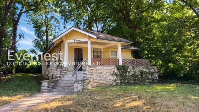 Building Photo - 2 Bed/1 Bath Home with Off-Street Parking / Coming Soon!