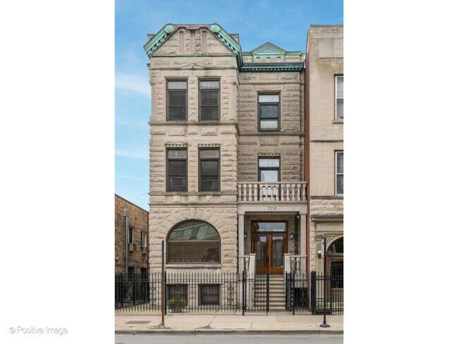 Building Photo - 709 W Diversey Pkwy Unit 2 Rental