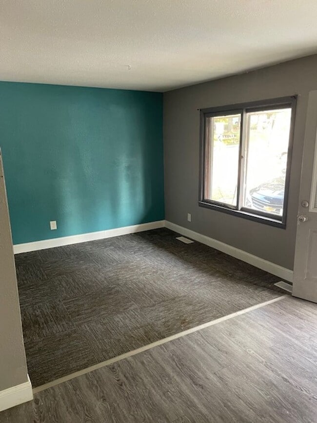 Building Photo - 1102 15th Ave NE Unit 6