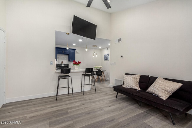 Photo - 623 W Guadalupe Rd