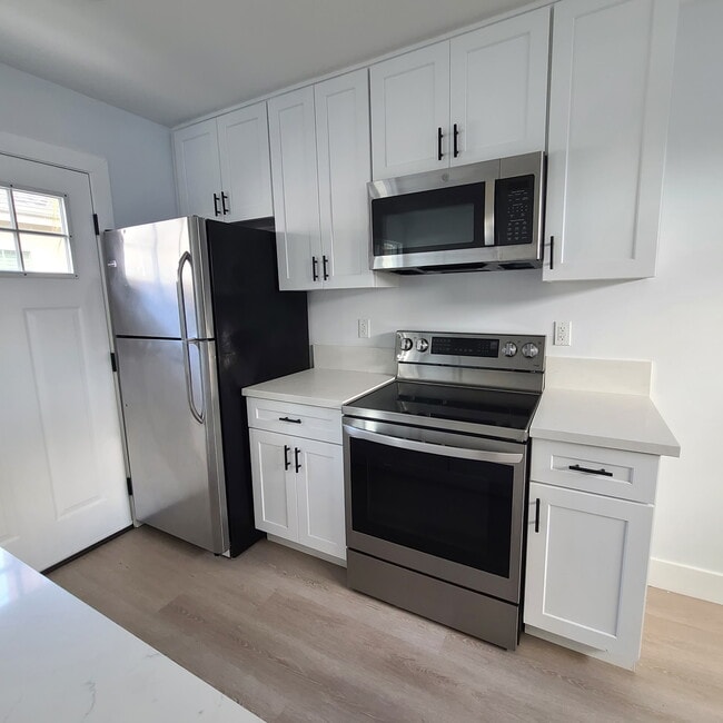 Building Photo - 8151 Hazeltine Ave