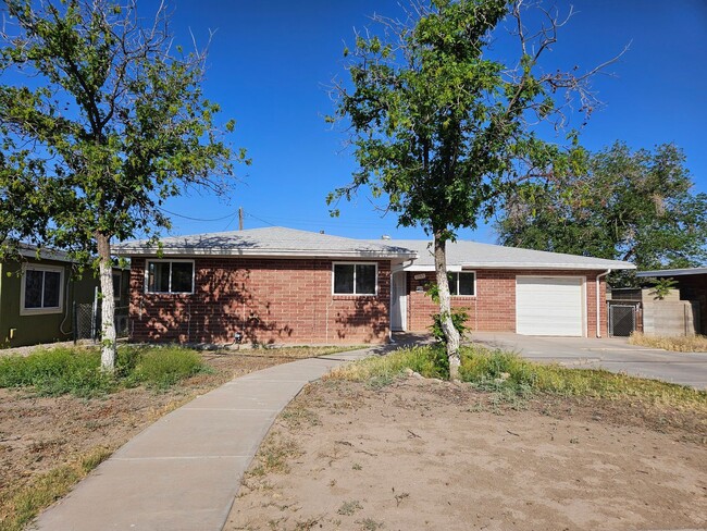 Photo - 3 Bedroom / 2 Bath Home with Refrigerated Air & 1-Car Garage 6 Month Lease!