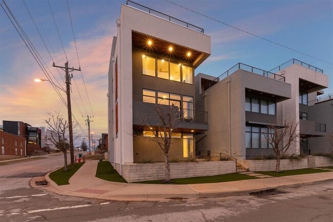 Photo - 841 NW 6th St