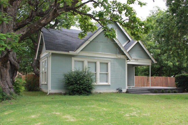 Building Photo - 920 Bolivar St