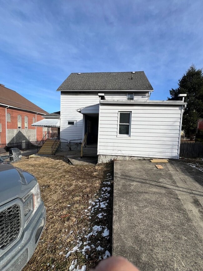 Photo - 734 E Locust St Unit Lower