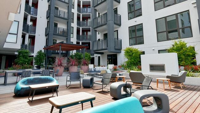 Impresionante terraza al aire libre con asientos y cocina al aire libre