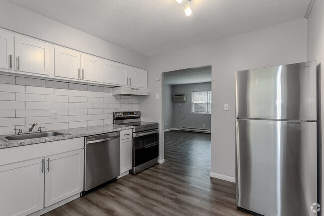 2BR, 1BA - 650 SF - Kitchen