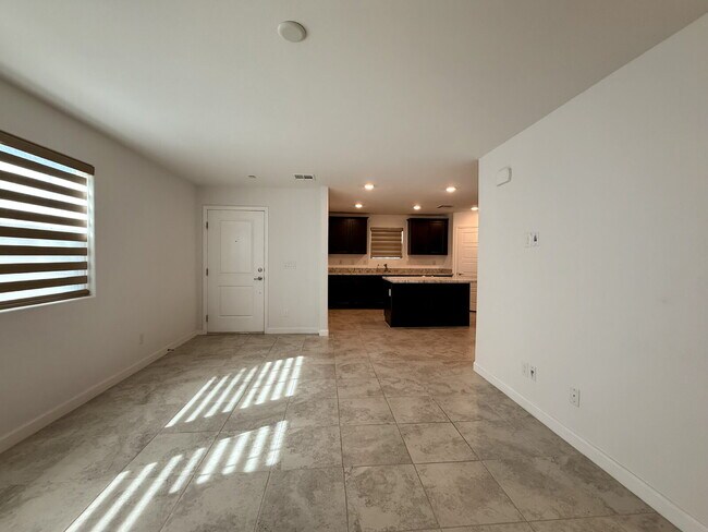 3 BED 2.5 BATH 2 CAR GARAGE TOWNHOUSE W/ LOFT IN HENDERSON CADENCE COMMUNITY FEAT. COMMUNITY POOL!