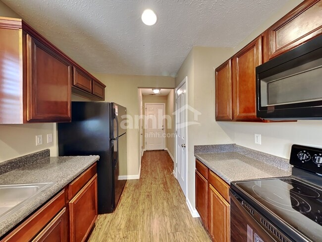 Photo - 3300 Clapham Rd