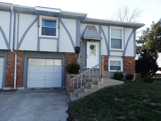 Building Photo - 10108 W 95th St Unit 1A