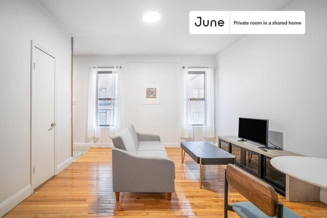 Room in Shared 4 bed/1 bath home in Central Harlem