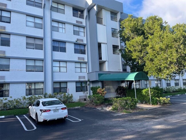 Building Photo - 2401 Riverside Dr Unit 514-B
