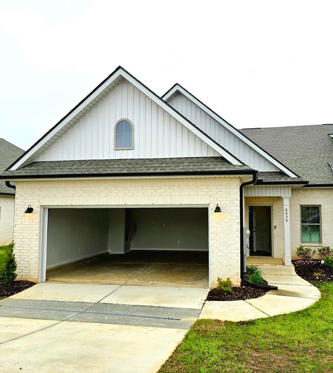 Building Photo - 6030 Gardner Maples Dr SE Rental
