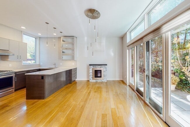 Photo - 140 Banks St