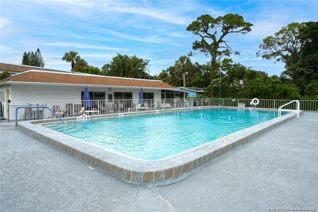 Building Photo - 2950 SE Ocean Blvd Unit 3-11