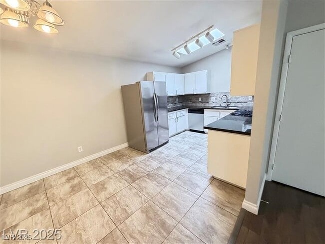 Photo - 1913 Poppy Hill St