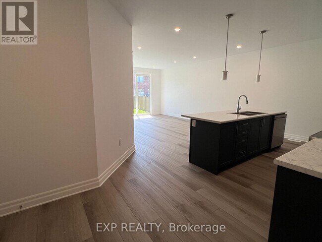 Photo - 7532 Splendour Dr