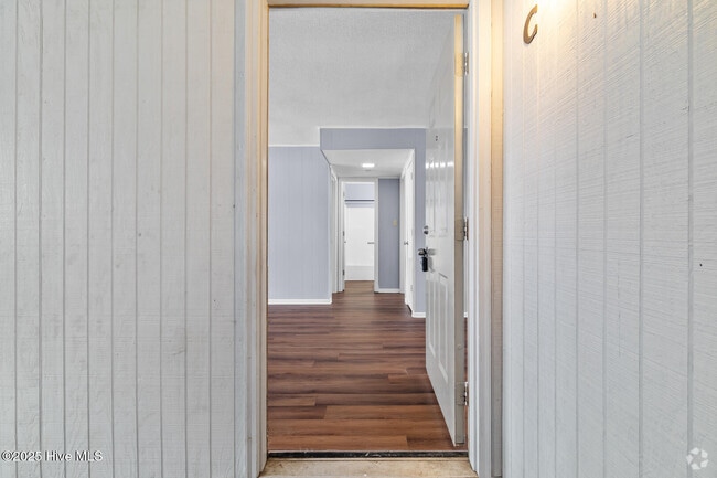 Building Photo - 107 Ravenwood Dr Unit C Rental