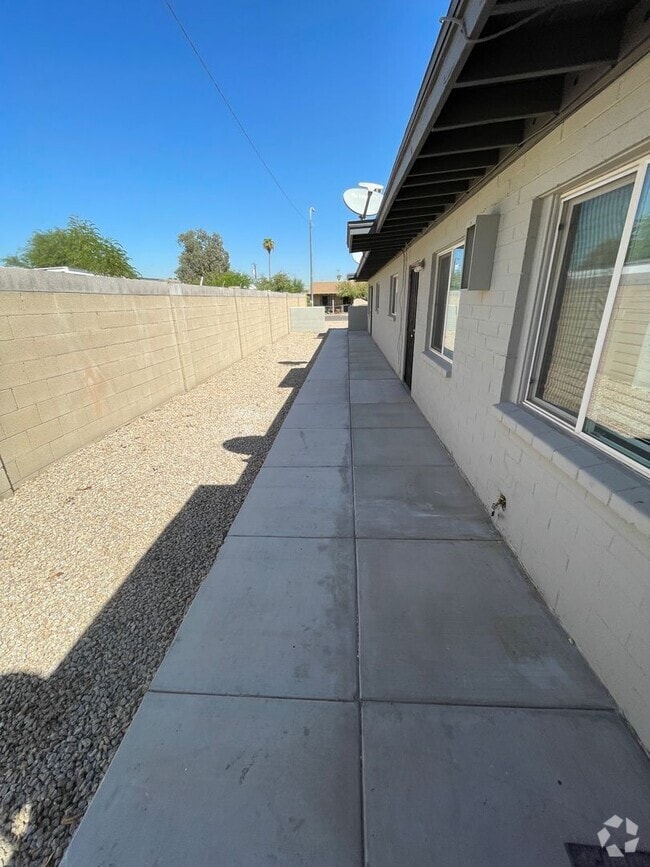 Building Photo - COMING SOON! Charming 2 Bed 1 Bath Apartme... Rental
