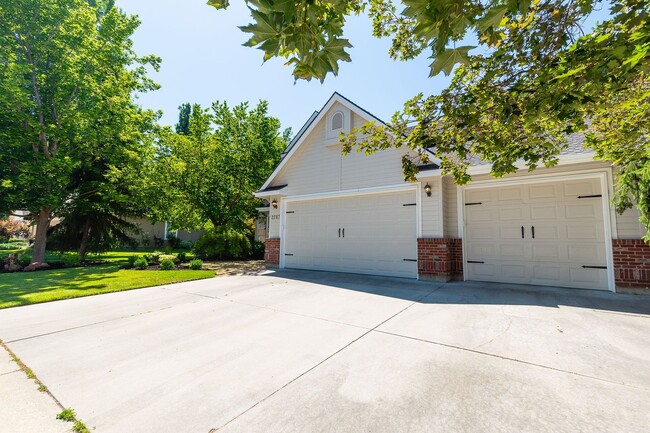 Photo - 3 Bed 2.5 Bath In The Heart Of Eagle