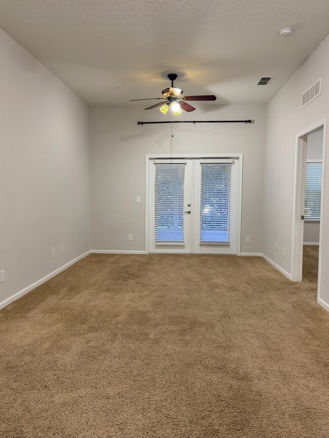 Family room - 200 Larkin Place Unit 102