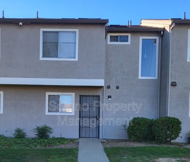 Building Photo - 1910 Grande Cir