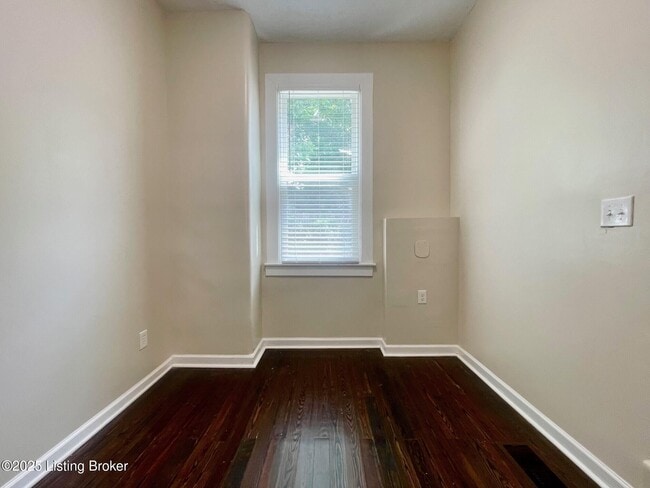 Photo - 813 Swan St