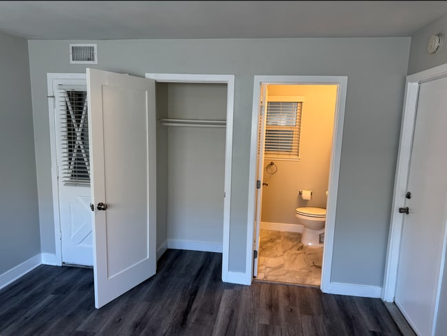 Photo - 8542 Hollister St