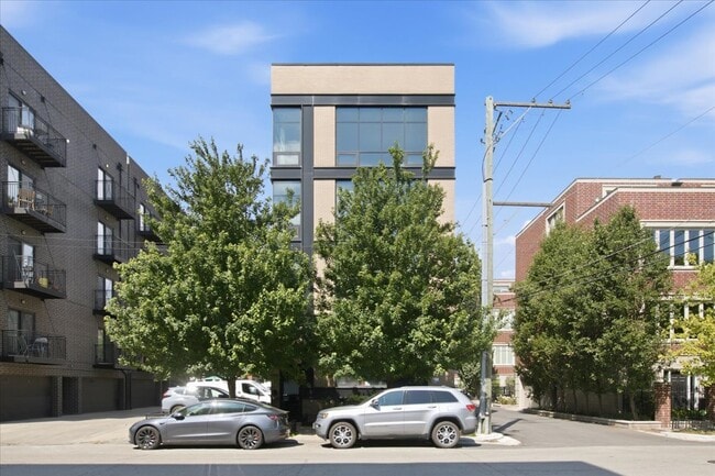 Building Photo - 650 N Green St Unit 4