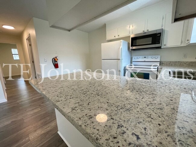 Photo - See This Renovated 2 Bedroom In Green Oaks! Unidad 2404 Markwood D