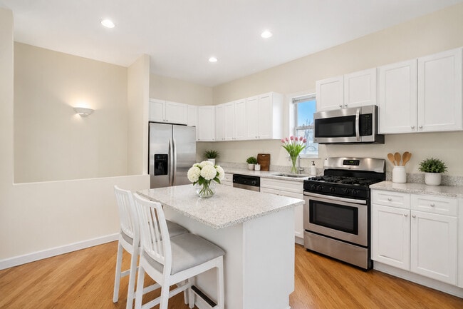 Photo - 1549 W Barry Ave