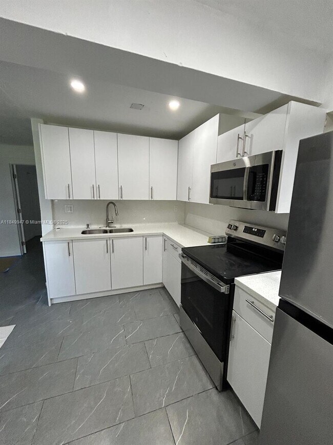 Building Photo - 1810 NW 34th St Unit 3 Rental