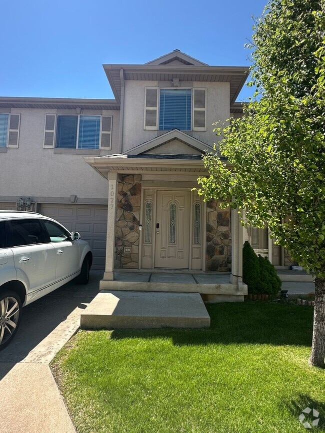 Building Photo - Modern 3 Bed, 2.5 Bath Townhouse - Excelle...