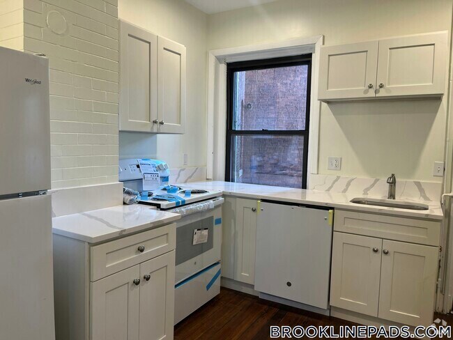 Building Photo - 1855 Beacon St Rental