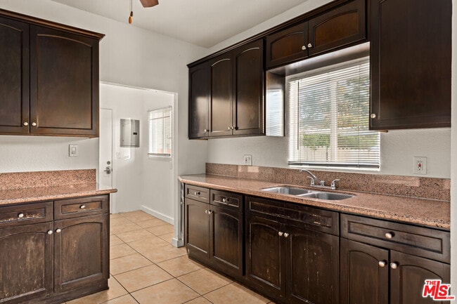 Photo - 2928 Walton Ave Unidad 2930