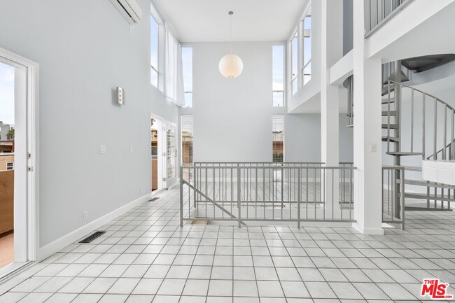 Photo - 114 Fleet St