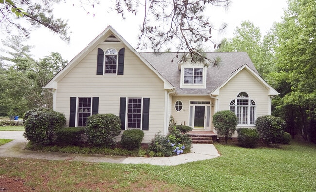 Building Photo - Coming Soon! Inviting 3 Bed / 2.5 Bath Home Featuring Main Level Suite